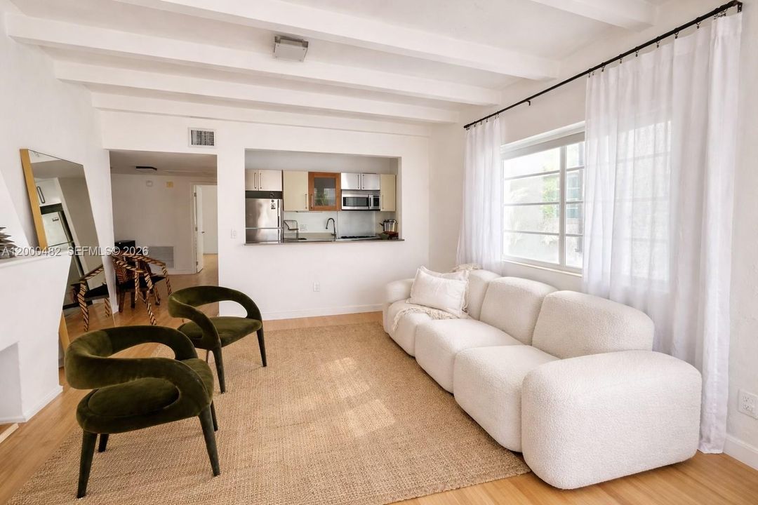 Active With Contract: $460,000 (1 beds, 1 baths, 716 Square Feet)