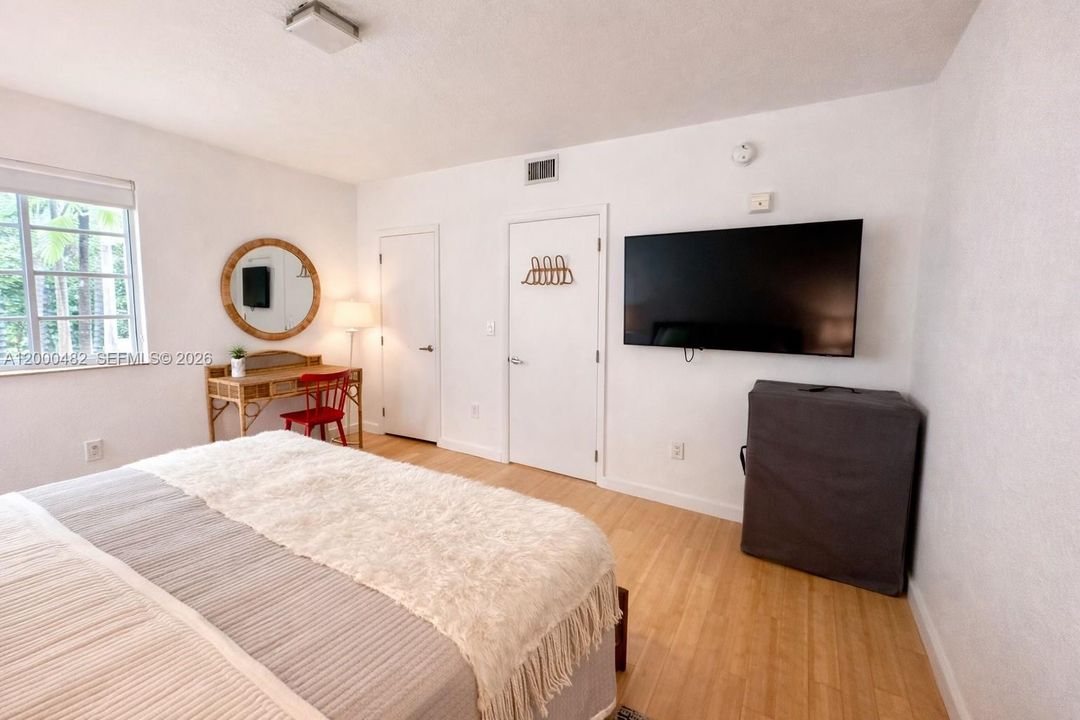 Active With Contract: $460,000 (1 beds, 1 baths, 716 Square Feet)