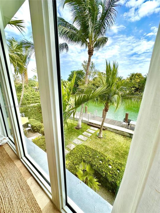 Active With Contract: $460,000 (1 beds, 1 baths, 716 Square Feet)