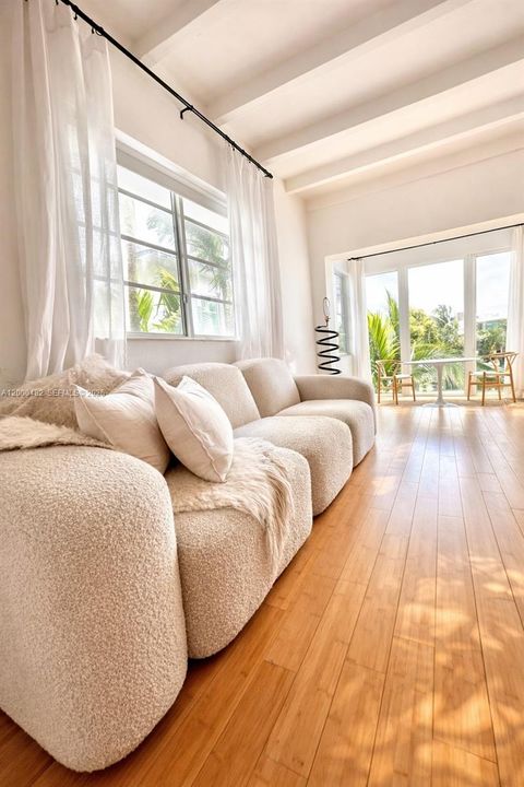Active With Contract: $460,000 (1 beds, 1 baths, 716 Square Feet)
