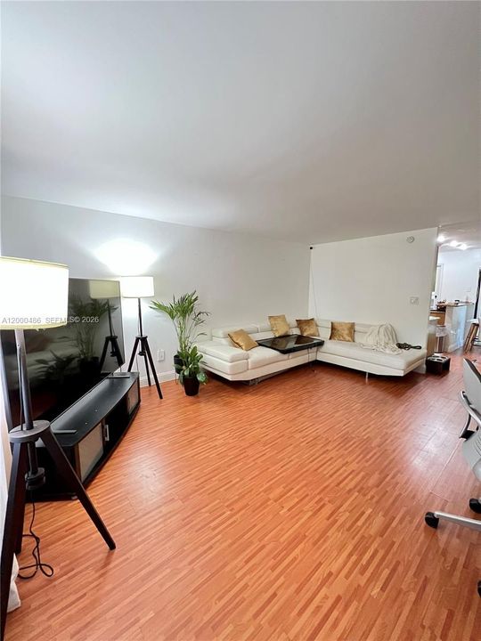 For Sale: $225,000 (2 beds, 2 baths, 940 Square Feet)