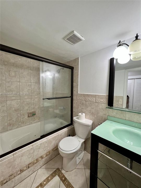 For Sale: $225,000 (2 beds, 2 baths, 940 Square Feet)