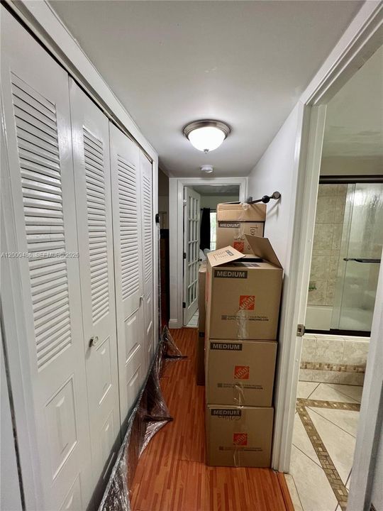 For Sale: $225,000 (2 beds, 2 baths, 940 Square Feet)