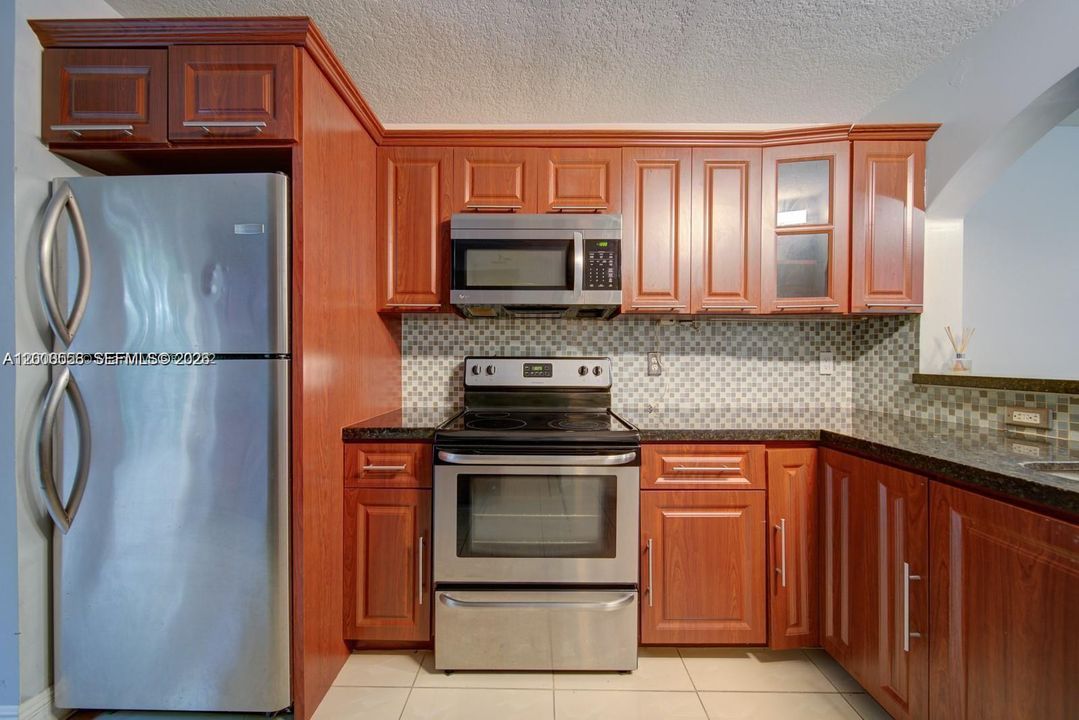 На продажу: $195,000 (2 спален, 2 ванн, 822 Квадратных фут)