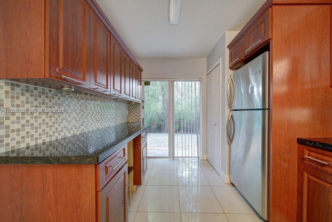 На продажу: $195,000 (2 спален, 2 ванн, 822 Квадратных фут)