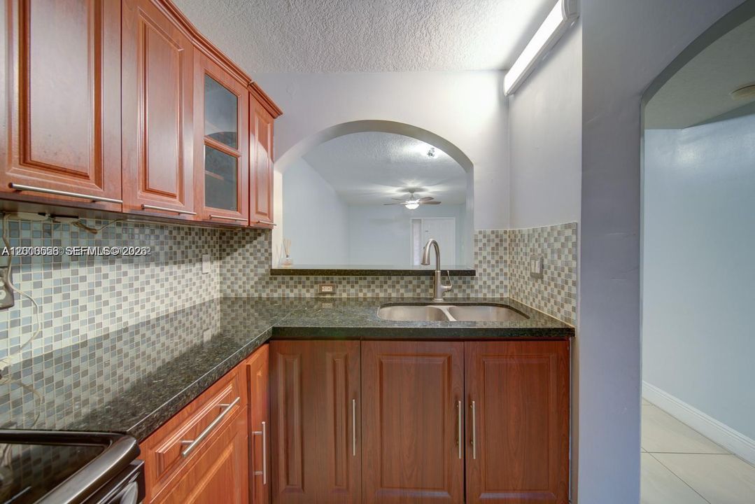 На продажу: $195,000 (2 спален, 2 ванн, 822 Квадратных фут)