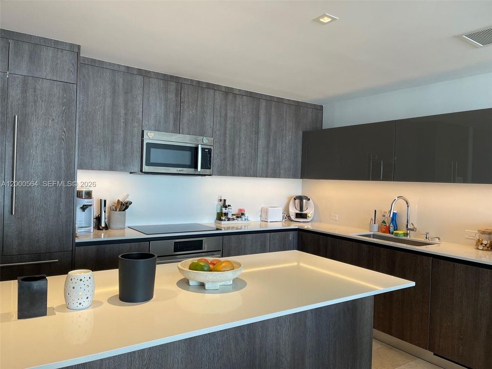 Active With Contract: $1,050,000 (2 beds, 2 baths, 1373 Square Feet)