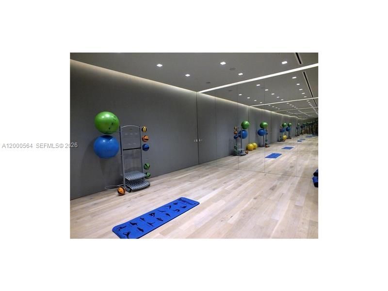 Active With Contract: $1,050,000 (2 beds, 2 baths, 1373 Square Feet)