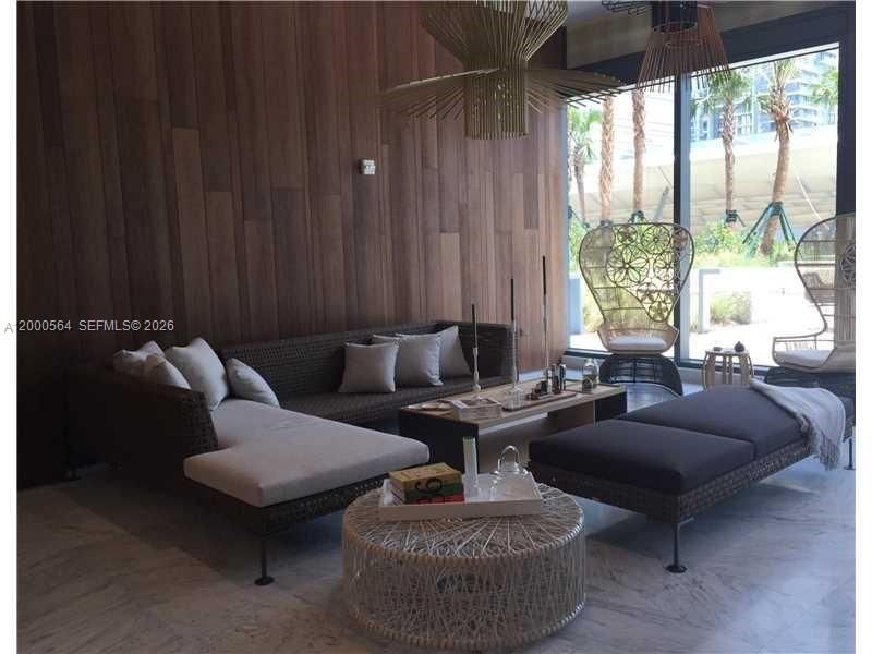 Active With Contract: $1,050,000 (2 beds, 2 baths, 1373 Square Feet)