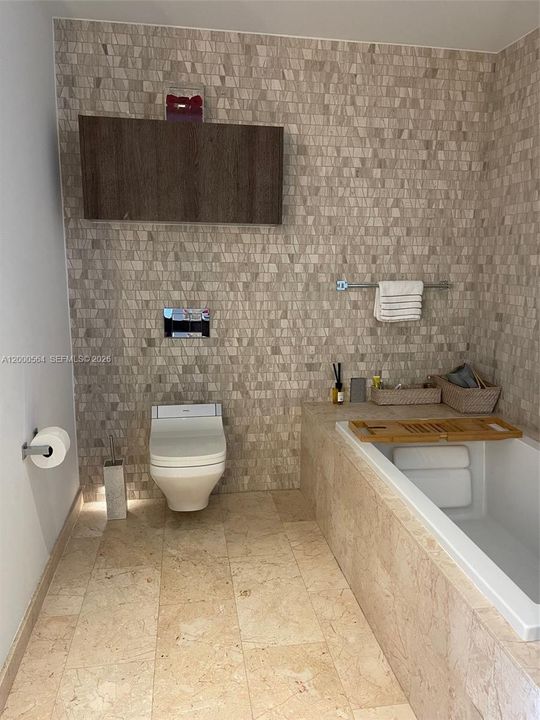 Active With Contract: $1,050,000 (2 beds, 2 baths, 1373 Square Feet)