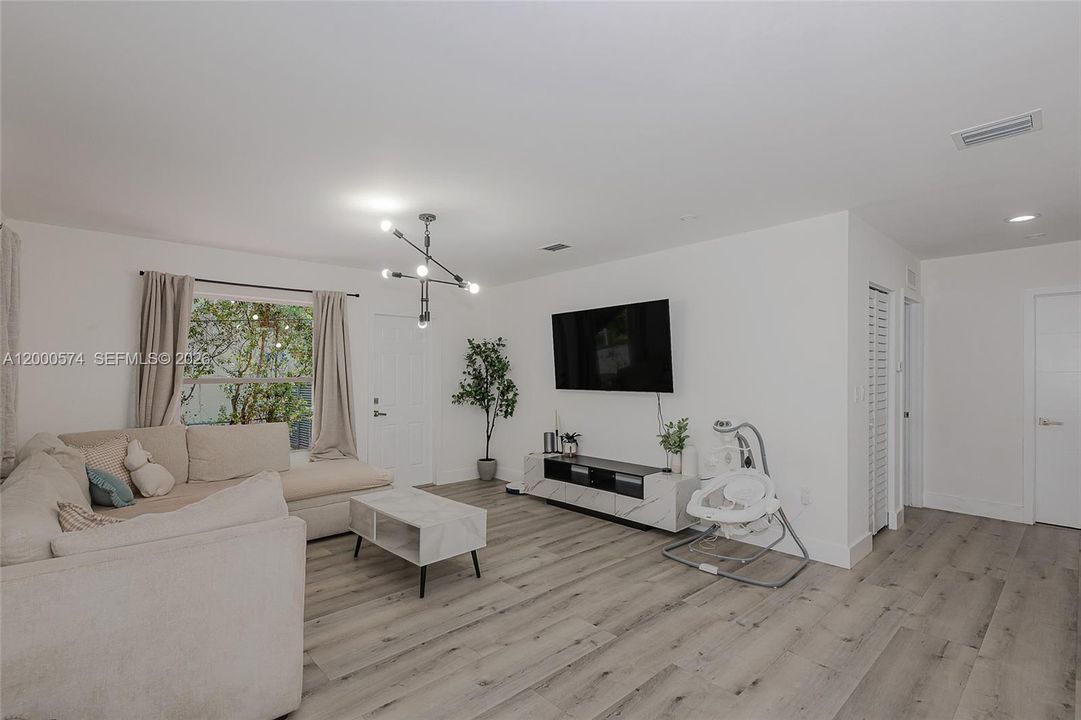 En Venta: $725,000 (4 camas, 2 baños, 1520 Pies cuadrados)