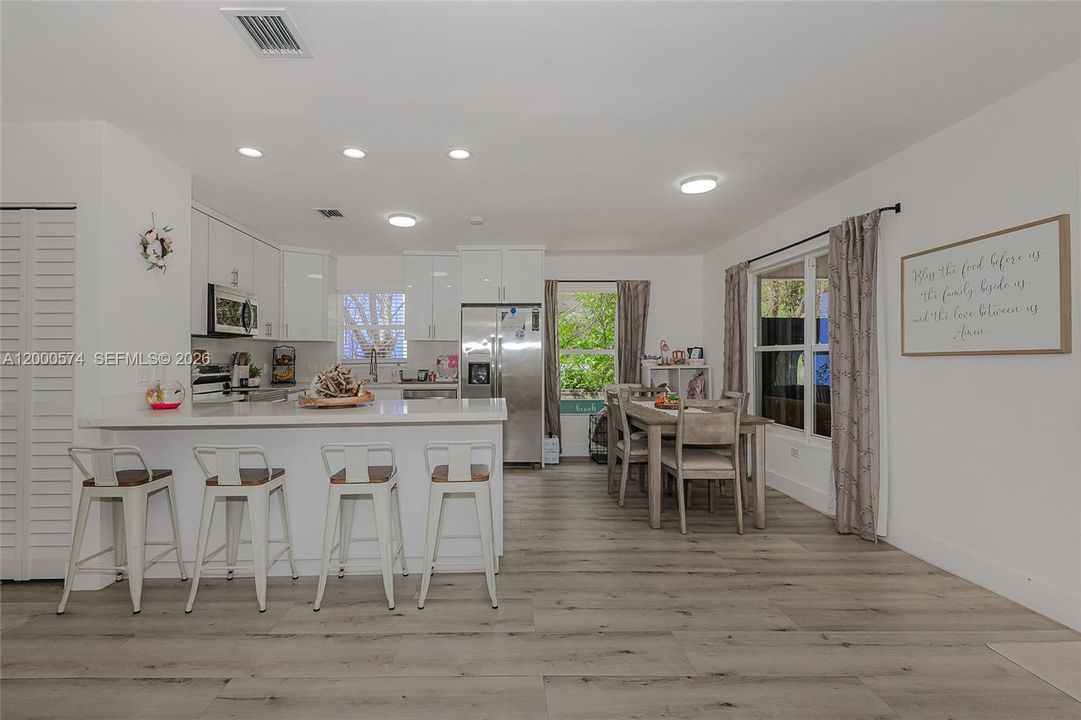En Venta: $725,000 (4 camas, 2 baños, 1520 Pies cuadrados)