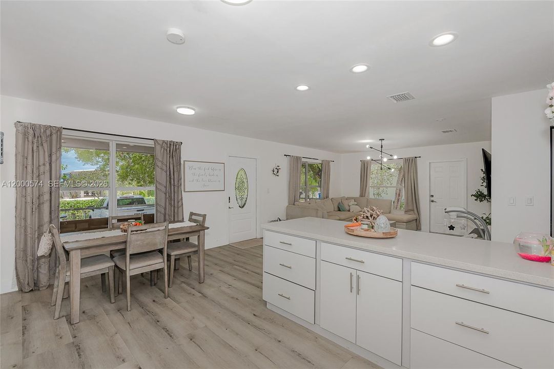 En Venta: $725,000 (4 camas, 2 baños, 1520 Pies cuadrados)
