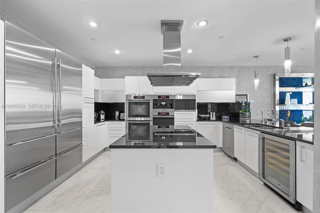 For Rent: $25,000 (3 beds, 3 baths, 3075 Square Feet)