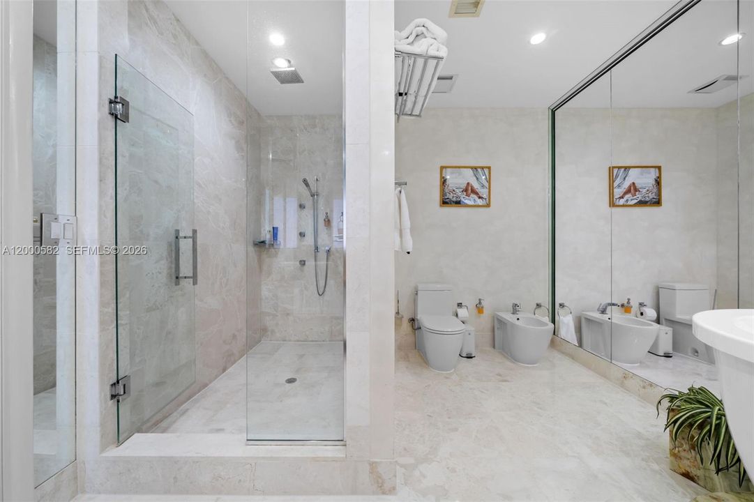 For Rent: $25,000 (3 beds, 3 baths, 3075 Square Feet)