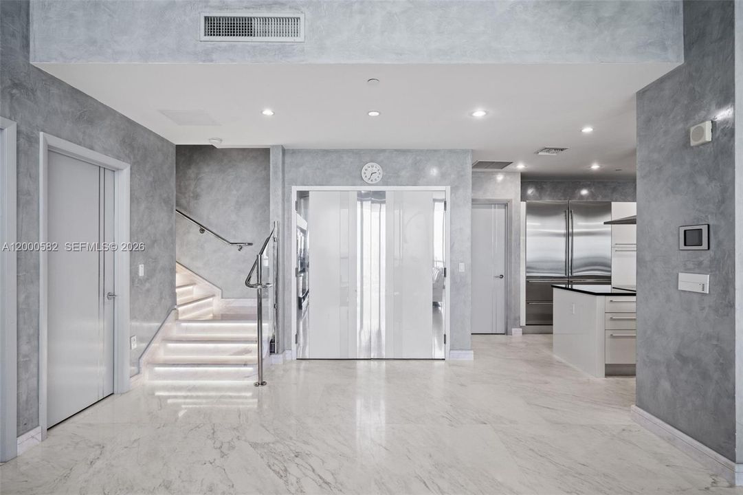 For Rent: $25,000 (3 beds, 3 baths, 3075 Square Feet)