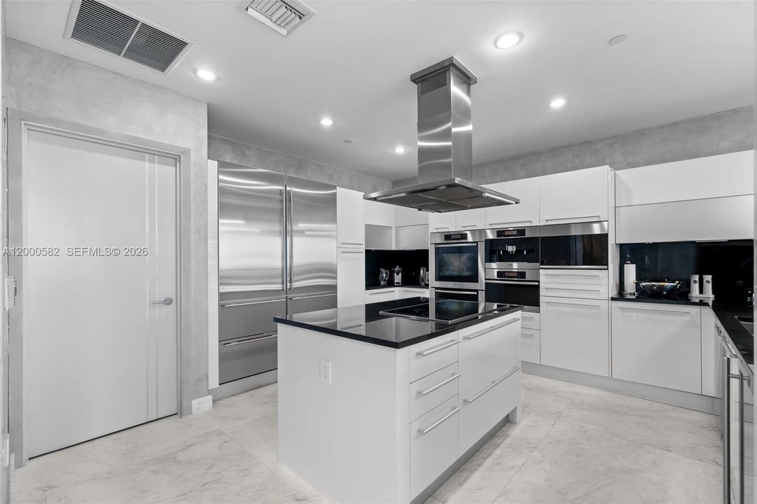 For Rent: $25,000 (3 beds, 3 baths, 3075 Square Feet)
