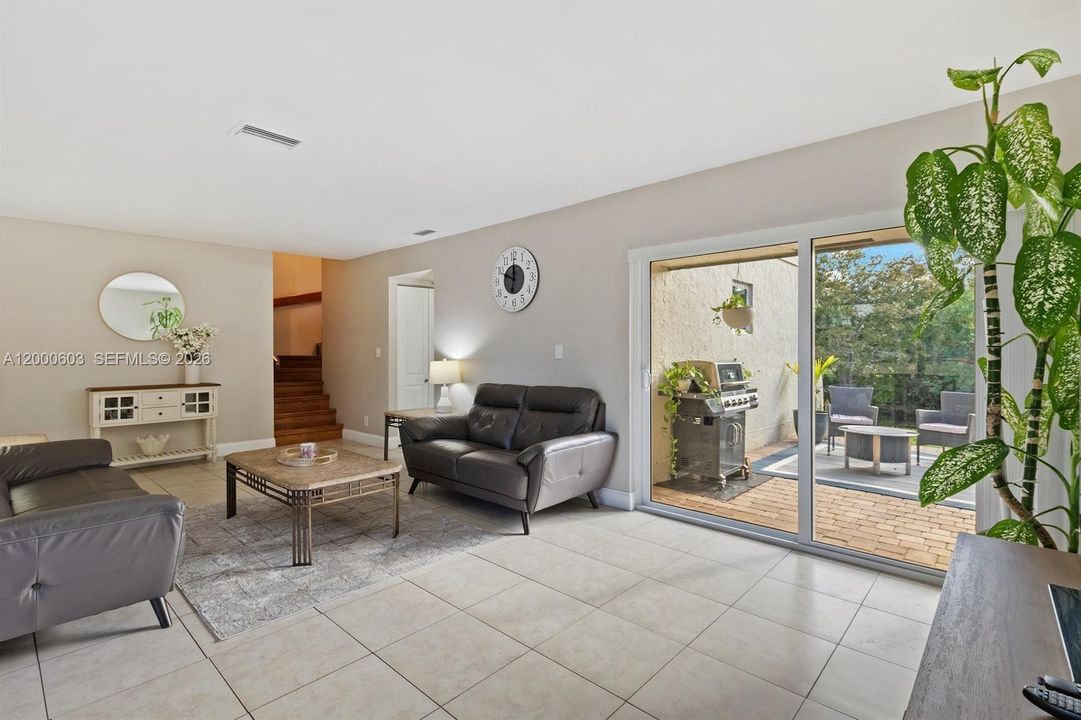 En Venta: $300,000 (3 camas, 2 baños, 1330 Pies cuadrados)