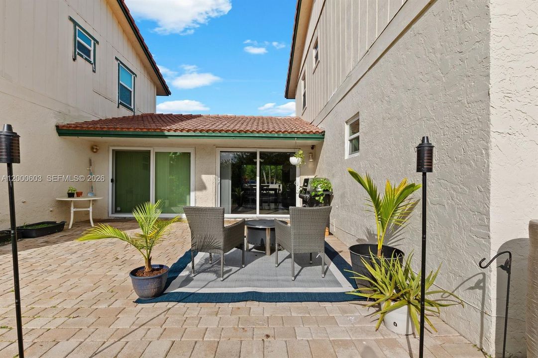 En Venta: $300,000 (3 camas, 2 baños, 1330 Pies cuadrados)