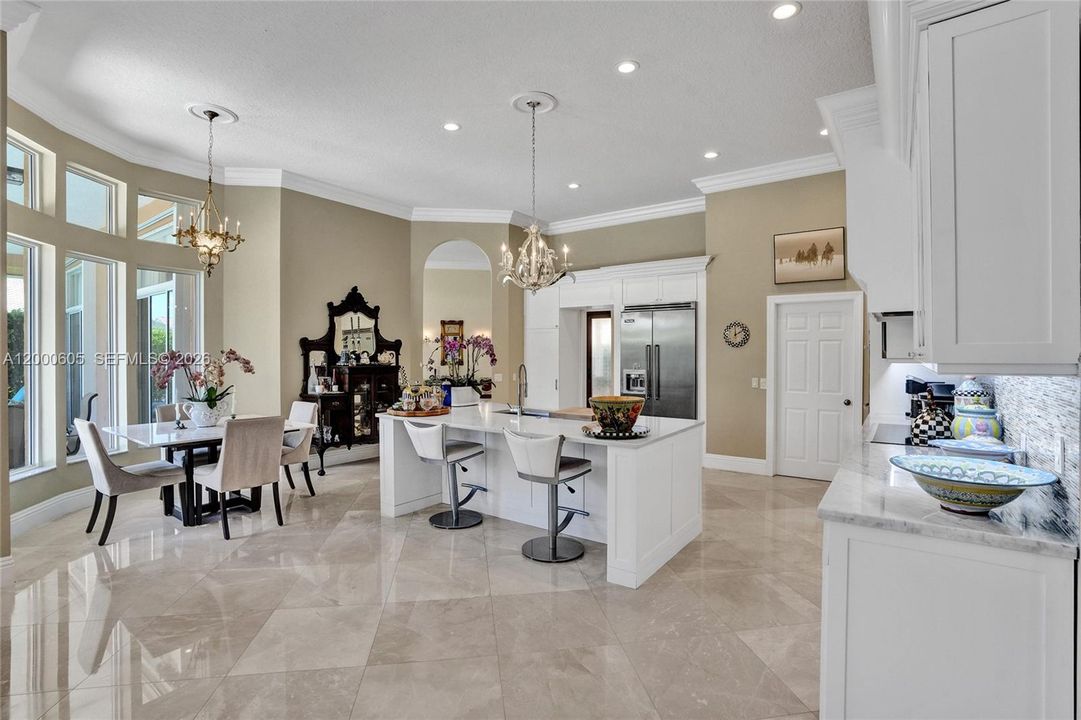 EAT IN THE BREAKFAST AREA OR THE ISLAND
