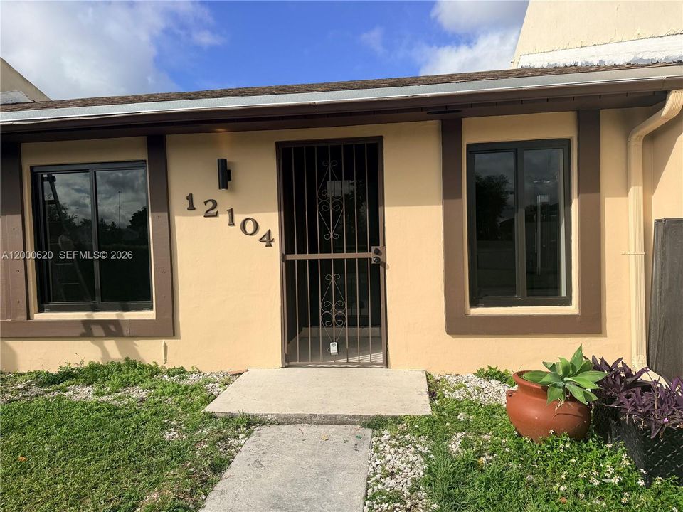 Active With Contract: $489,900 (3 beds, 2 baths, 1104 Square Feet)