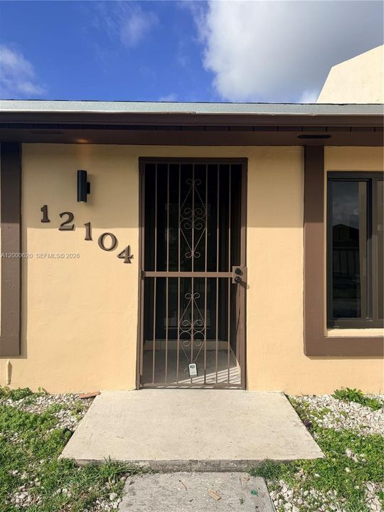 Active With Contract: $489,900 (3 beds, 2 baths, 1104 Square Feet)