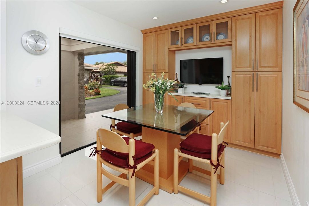 Active With Contract: $810,000 (3 beds, 3 baths, 2410 Square Feet)