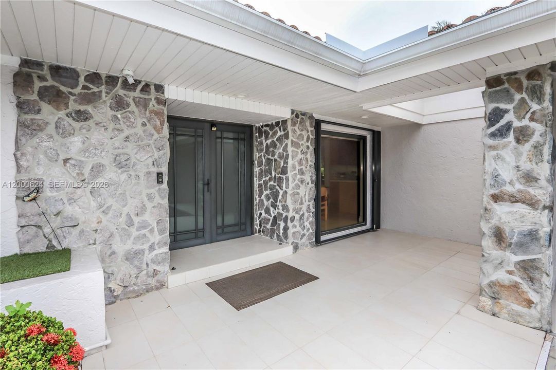 Active With Contract: $810,000 (3 beds, 3 baths, 2410 Square Feet)