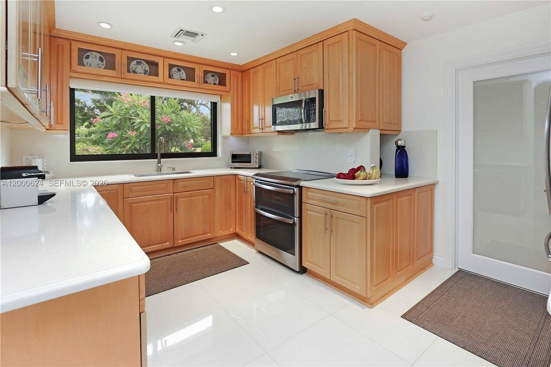 Active With Contract: $810,000 (3 beds, 3 baths, 2410 Square Feet)