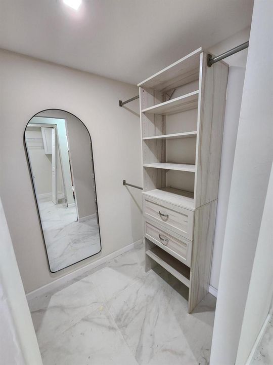 Walk in closet Hers