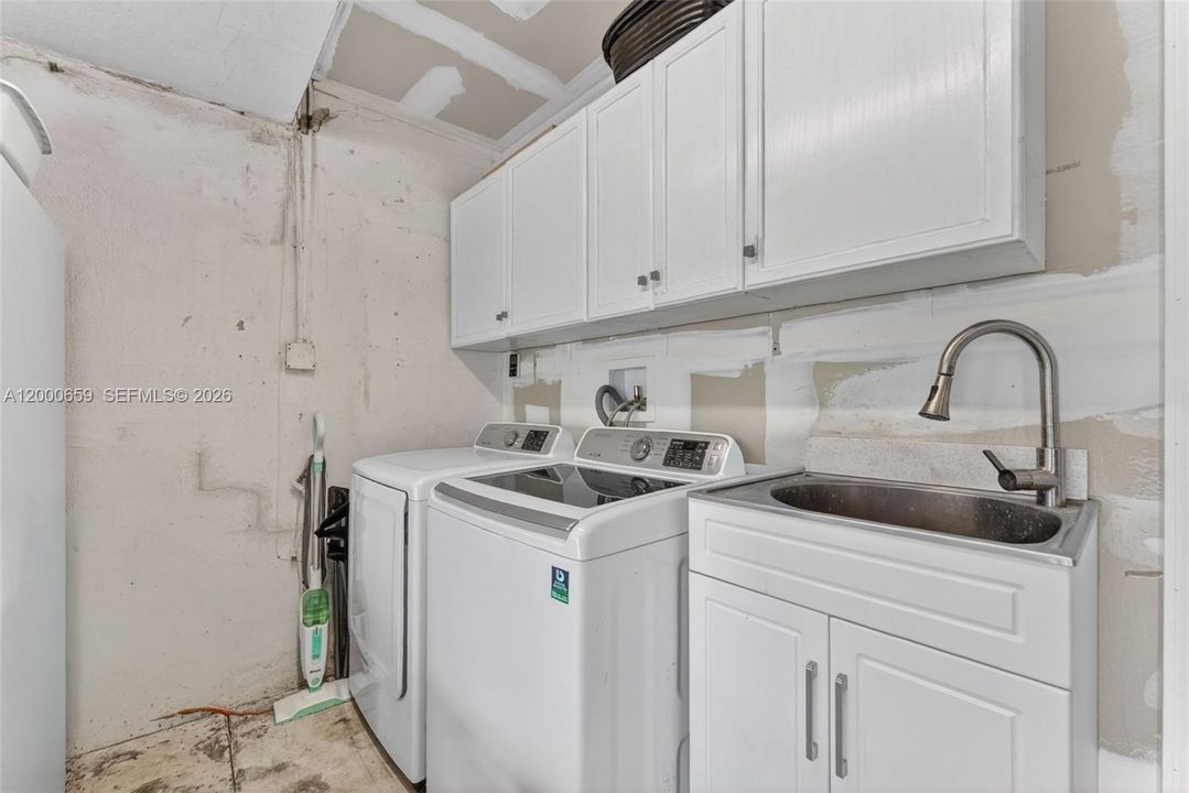 En Venta: $669,900 (4 camas, 3 baños, 2284 Pies cuadrados)