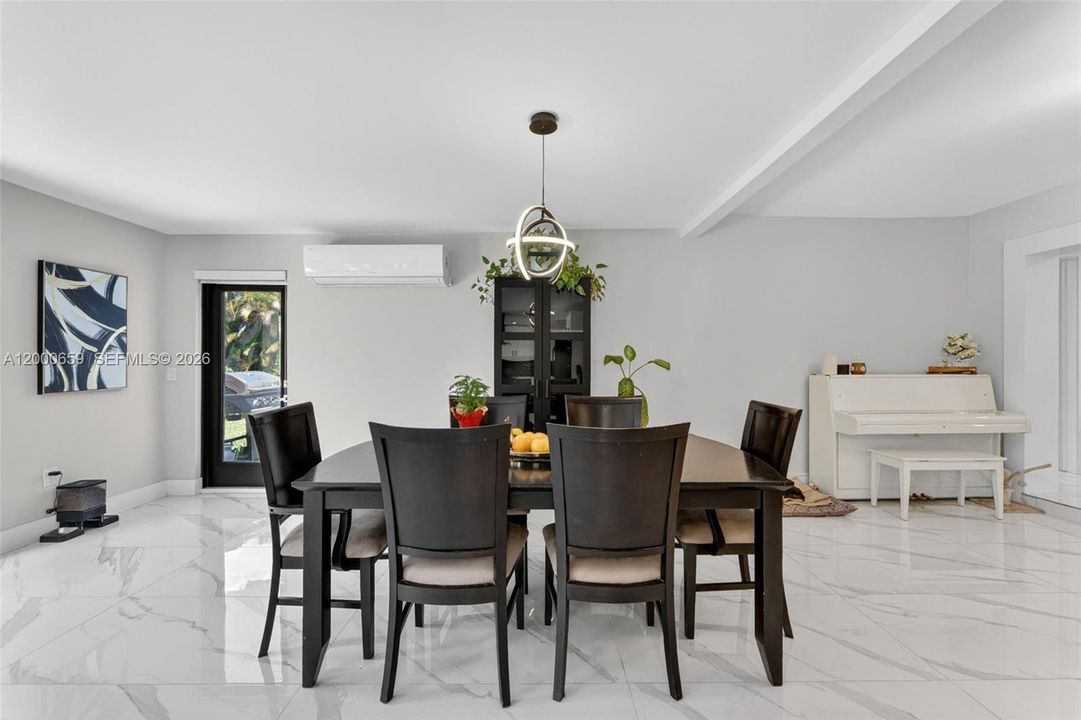 En Venta: $669,900 (4 camas, 3 baños, 2284 Pies cuadrados)