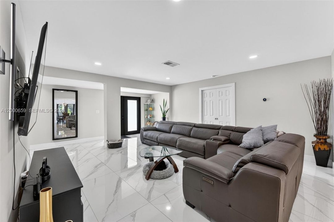 En Venta: $669,900 (4 camas, 3 baños, 2284 Pies cuadrados)