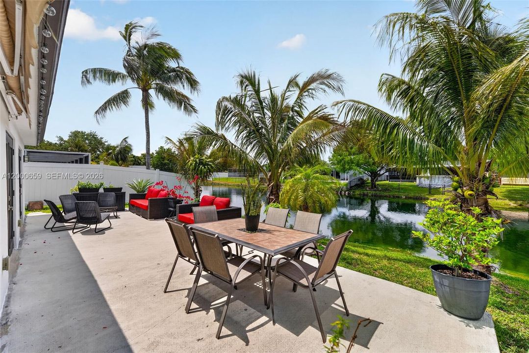 En Venta: $669,900 (4 camas, 3 baños, 2284 Pies cuadrados)