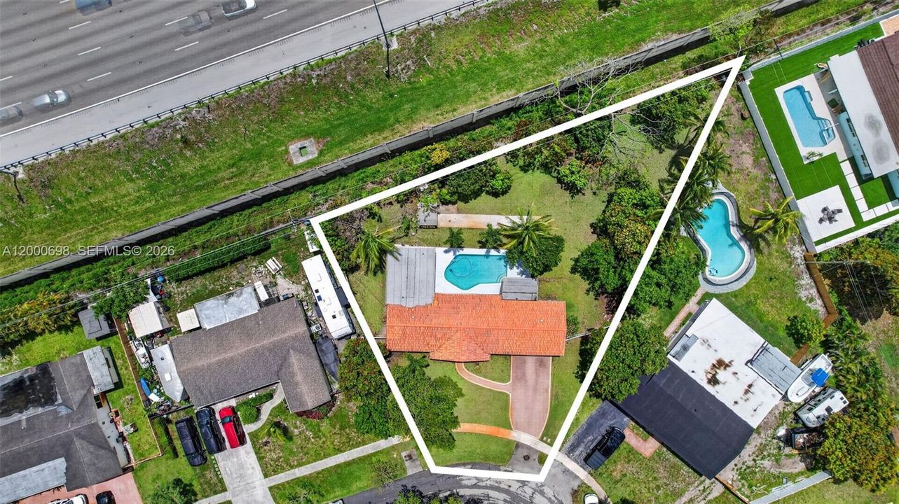 На продажу: $599,999 (3 спален, 2 ванн, 1323 Квадратных фут)