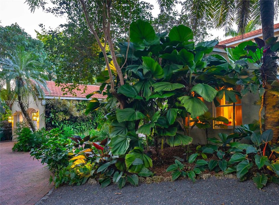 待售: $8,498,000 (0.90 acres)