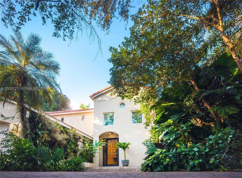 待售: $8,498,000 (0.90 acres)