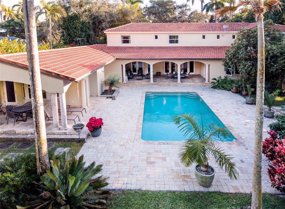 待售: $8,498,000 (0.90 acres)