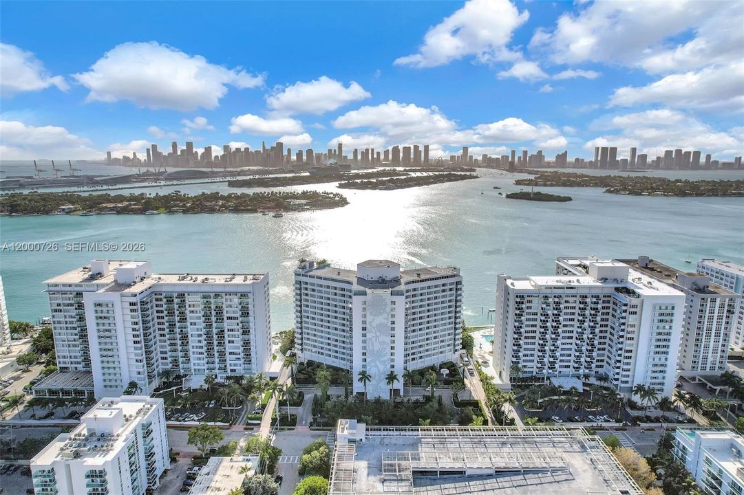 Active With Contract: $795,000 (2 beds, 2 baths, 1088 Square Feet)