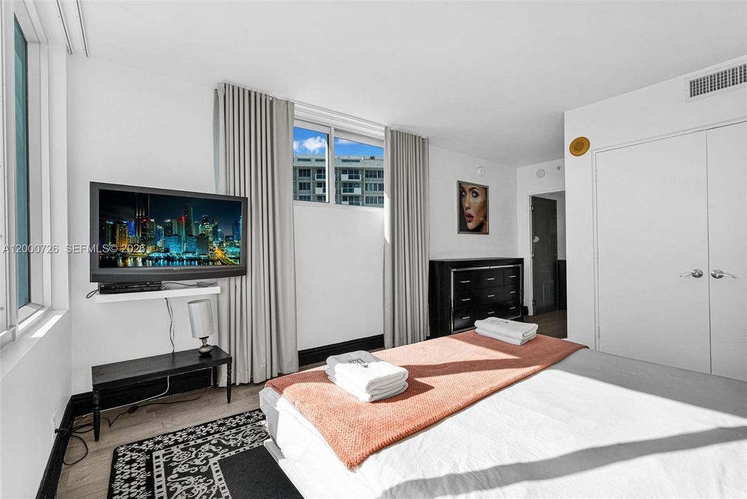 Active With Contract: $795,000 (2 beds, 2 baths, 1088 Square Feet)