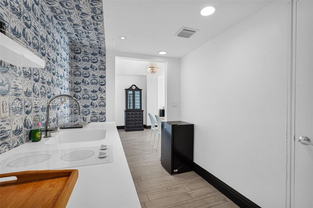 Active With Contract: $795,000 (2 beds, 2 baths, 1088 Square Feet)