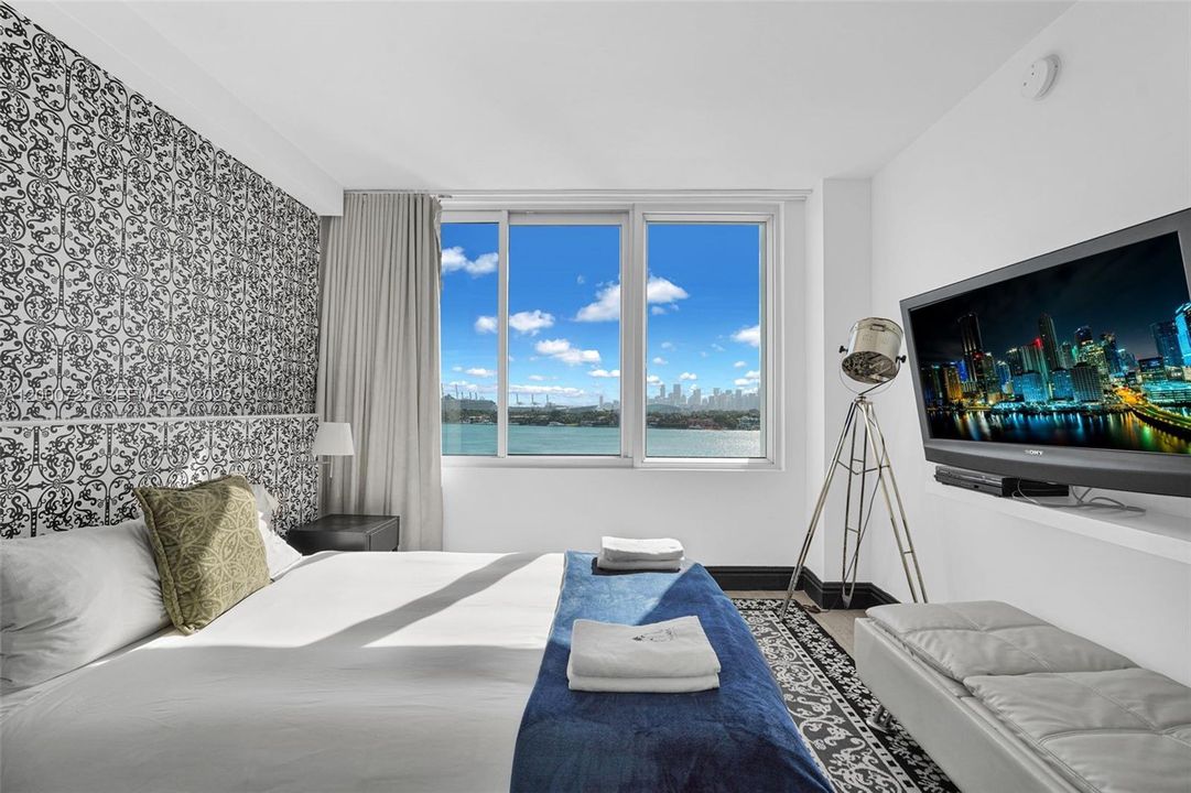 Active With Contract: $795,000 (2 beds, 2 baths, 1088 Square Feet)
