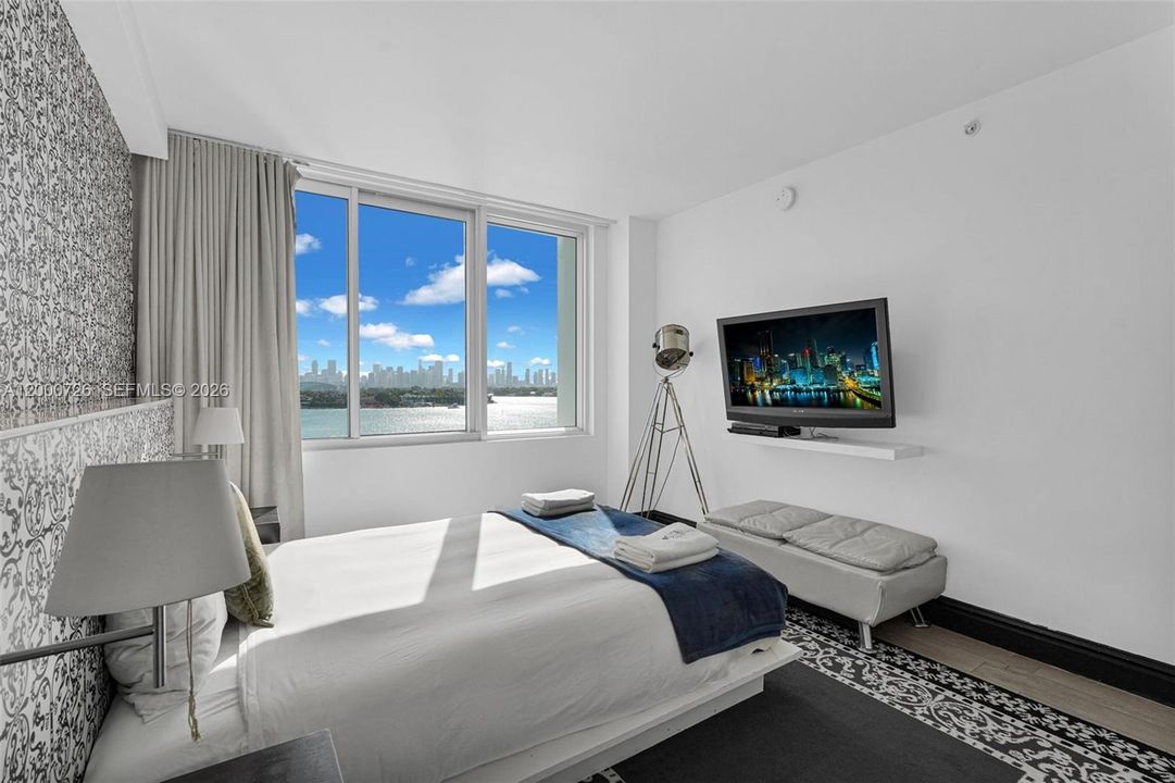 Active With Contract: $795,000 (2 beds, 2 baths, 1088 Square Feet)