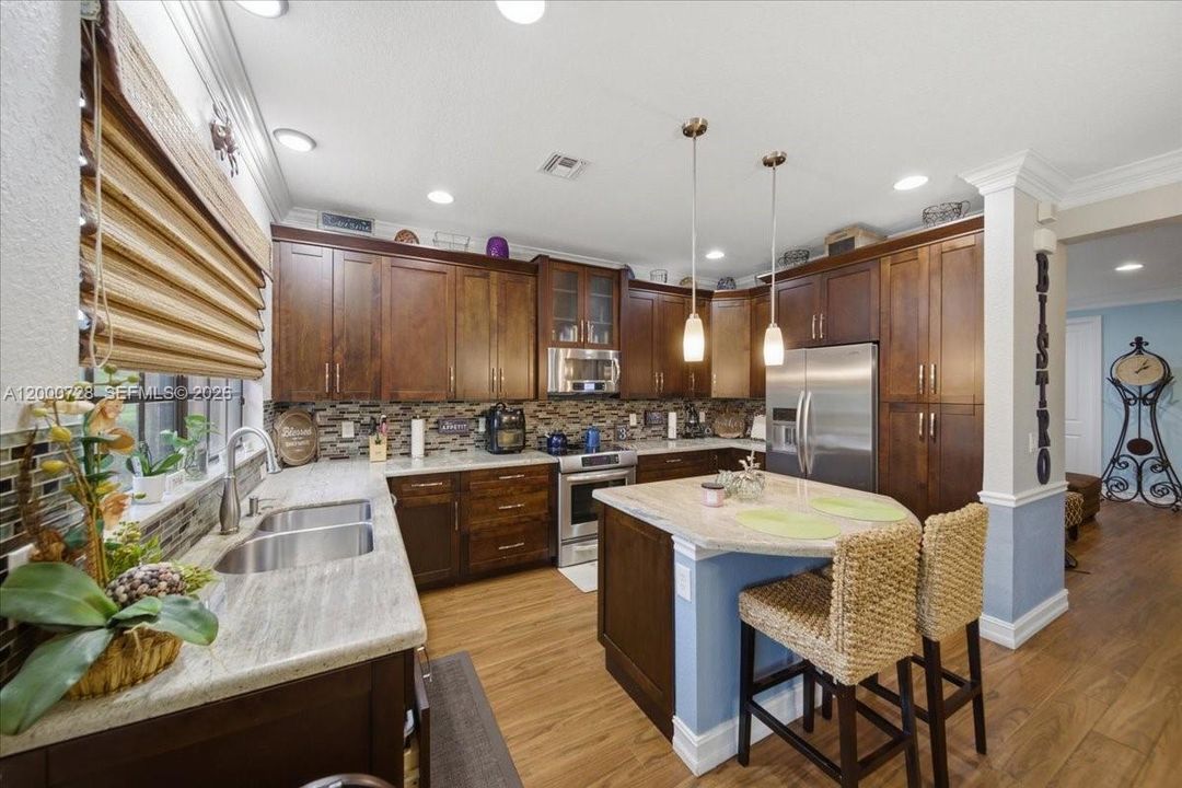 На продажу: $569,900 (3 спален, 2 ванн, 1992 Квадратных фут)