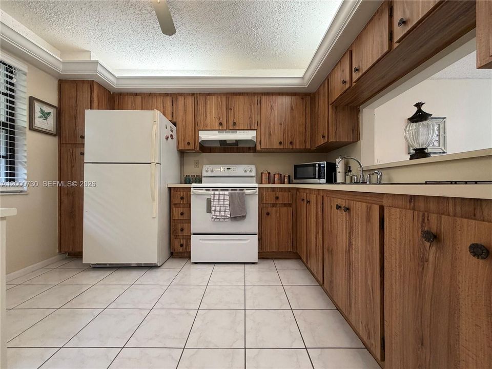 For Sale: $119,999 (1 beds, 1 baths, 773 Square Feet)
