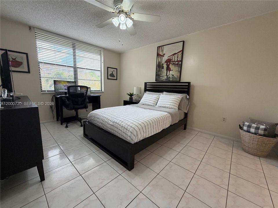 For Sale: $119,999 (1 beds, 1 baths, 773 Square Feet)