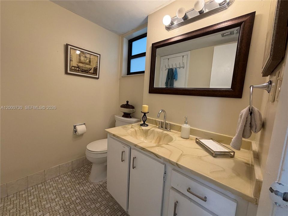 For Sale: $119,999 (1 beds, 1 baths, 773 Square Feet)