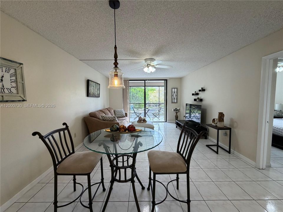 For Sale: $119,999 (1 beds, 1 baths, 773 Square Feet)