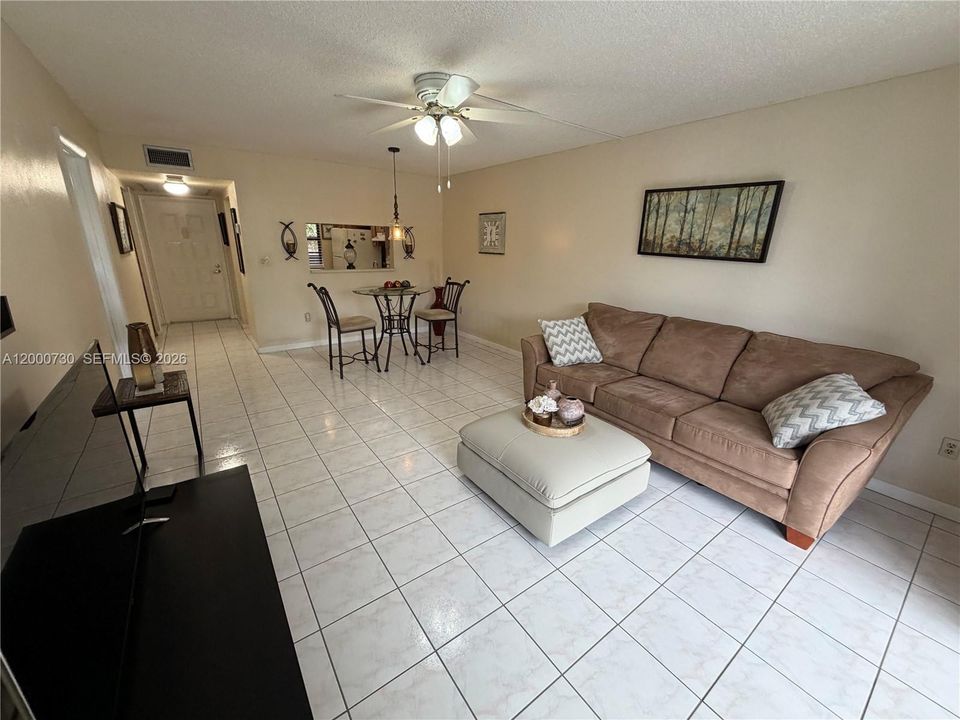For Sale: $119,999 (1 beds, 1 baths, 773 Square Feet)