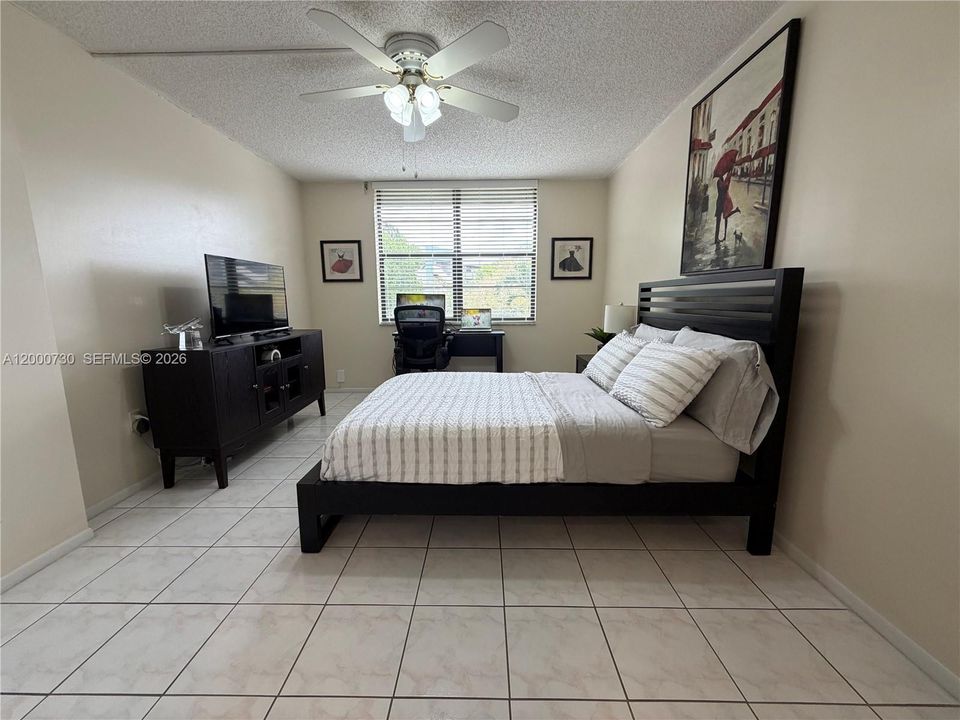 For Sale: $119,999 (1 beds, 1 baths, 773 Square Feet)
